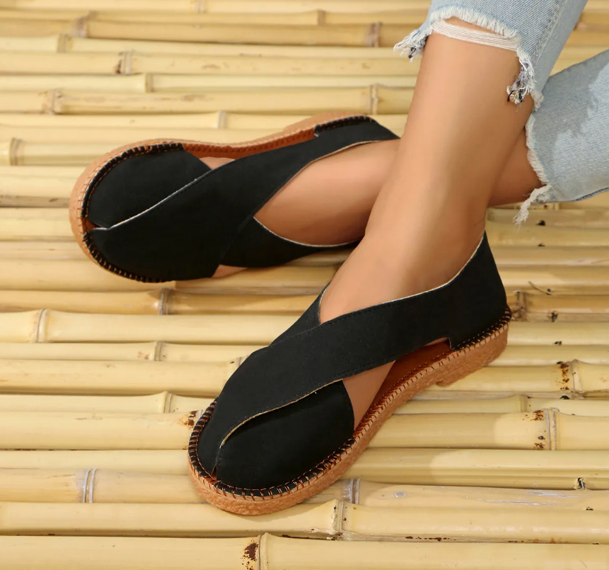 Women’s Crisscross Closed-Toe Flat Sandals