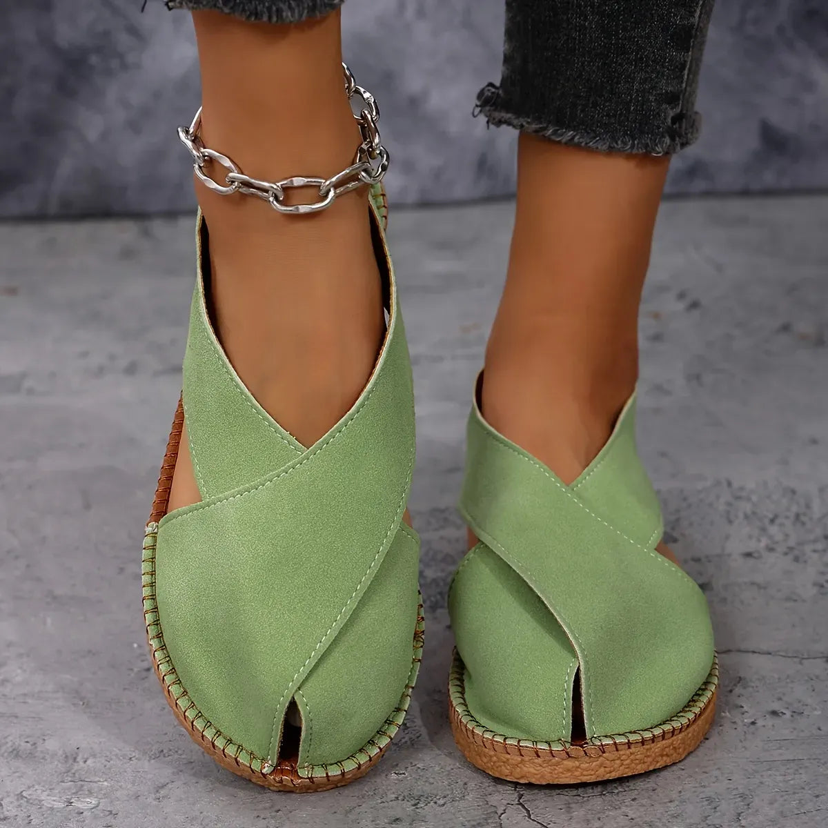 Women’s Crisscross Closed-Toe Flat Sandals