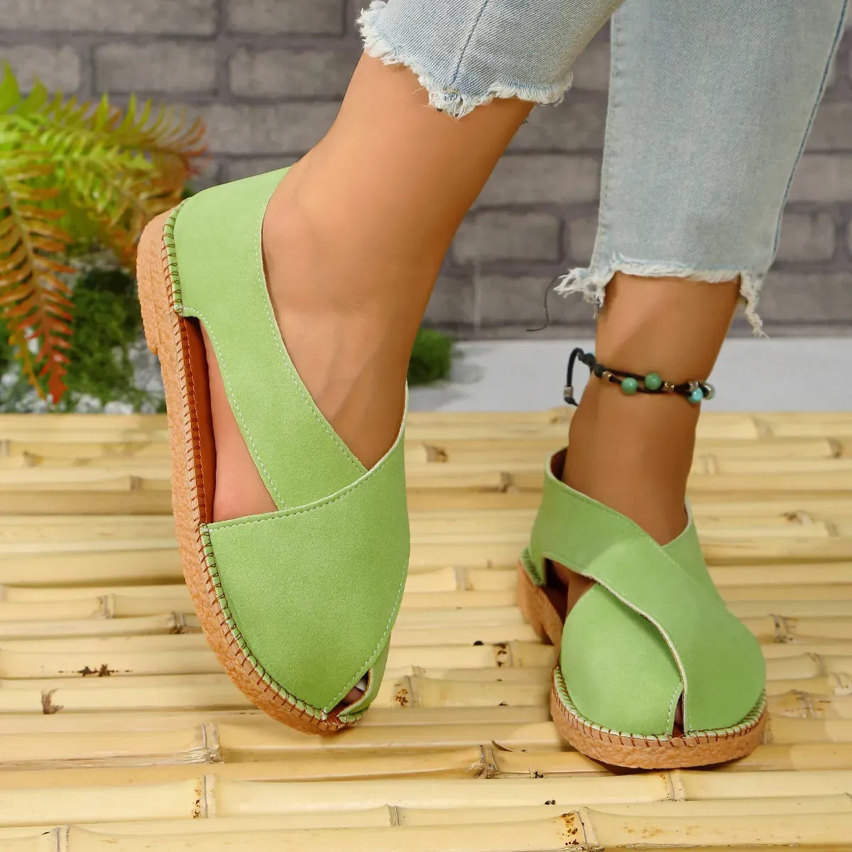 Women’s Crisscross Closed-Toe Flat Sandals