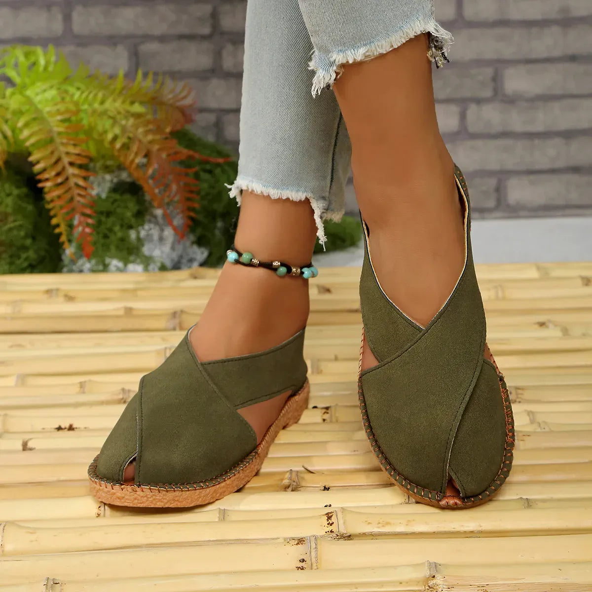 Women’s Crisscross Closed-Toe Flat Sandals