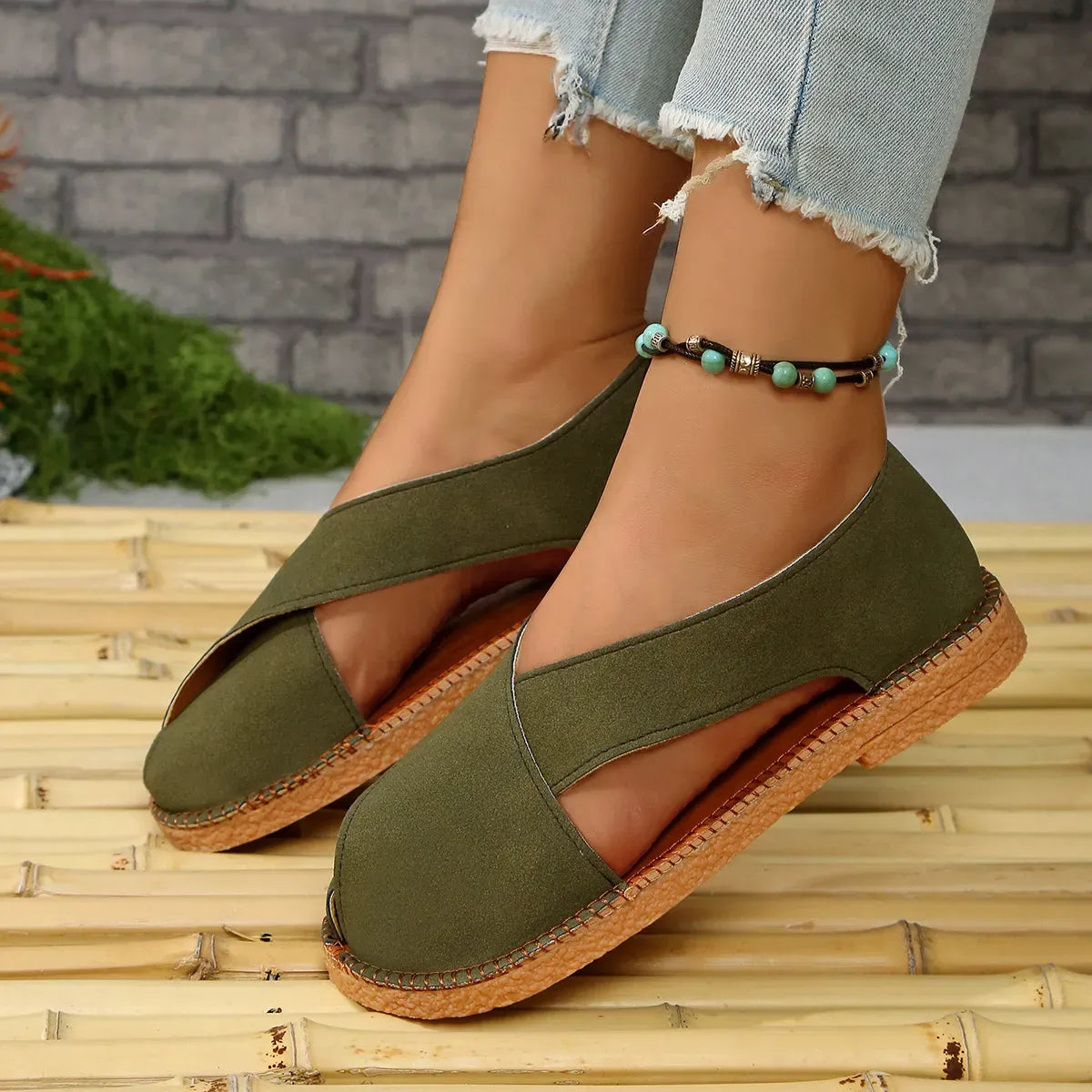 Women’s Crisscross Closed-Toe Flat Sandals