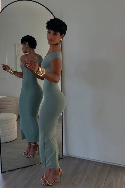 Women’s Off-Shoulder Curve-Hugging Maxi Dress