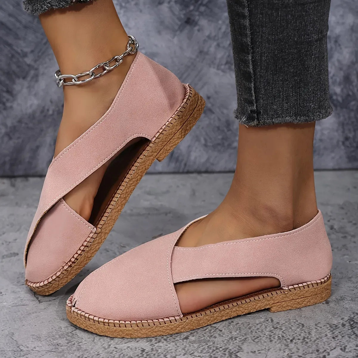 Women’s Crisscross Closed-Toe Flat Sandals