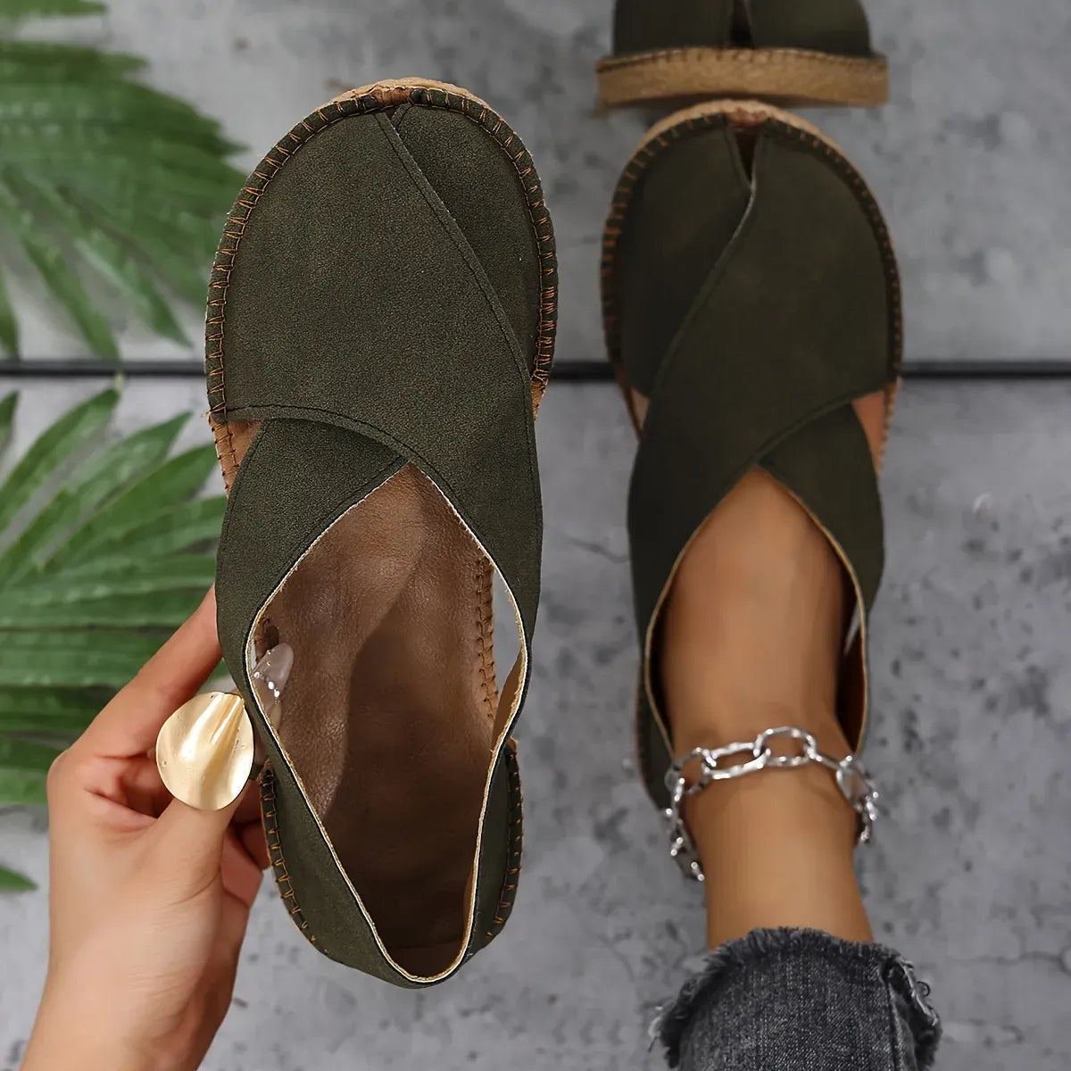 Women’s Crisscross Closed-Toe Flat Sandals